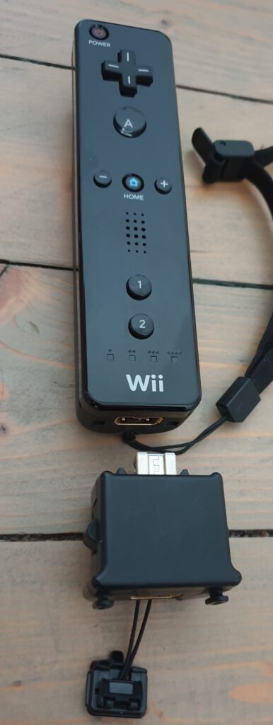 Schwarzer Wii Motion Controller mit Motion Plus Erweiterung
